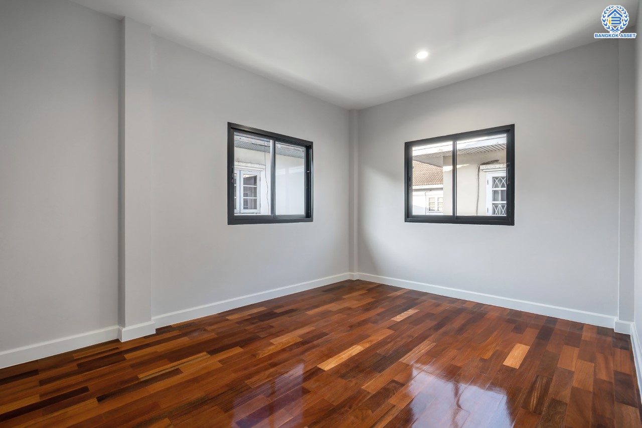 บ้านมือสองตกแต่งใหม่ ม.บุญโต55 แจ้งวัฒนะ ทำเลโซนเมือง!  เนื้อที่ 50 ตร.ว. ฟังก์ชันจัดเต็ม 3 ห้องนอน 4 ห้องน้ำ 1 ห้องแม่บ้าน รองรับทุกการอยู่อาศัย ทำเลเดินทางสะดวกเพียง 1 กม.จากจุดขึ้นทางด่วนศรีสมาน ใกล้เมืองทองธานี เซ็นทรัลแจ้งวัฒนะ และ รถไฟฟ้าสายสีแดง "สถานีหลักสี่"